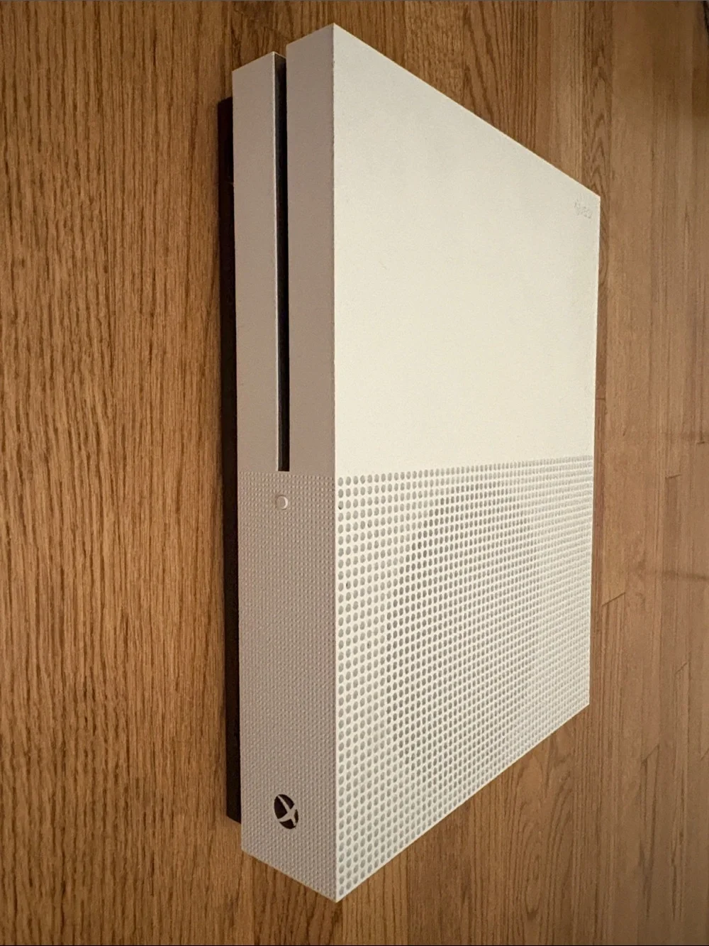 Xbox One S Used In Perfect Condition Comes With Games +CDs